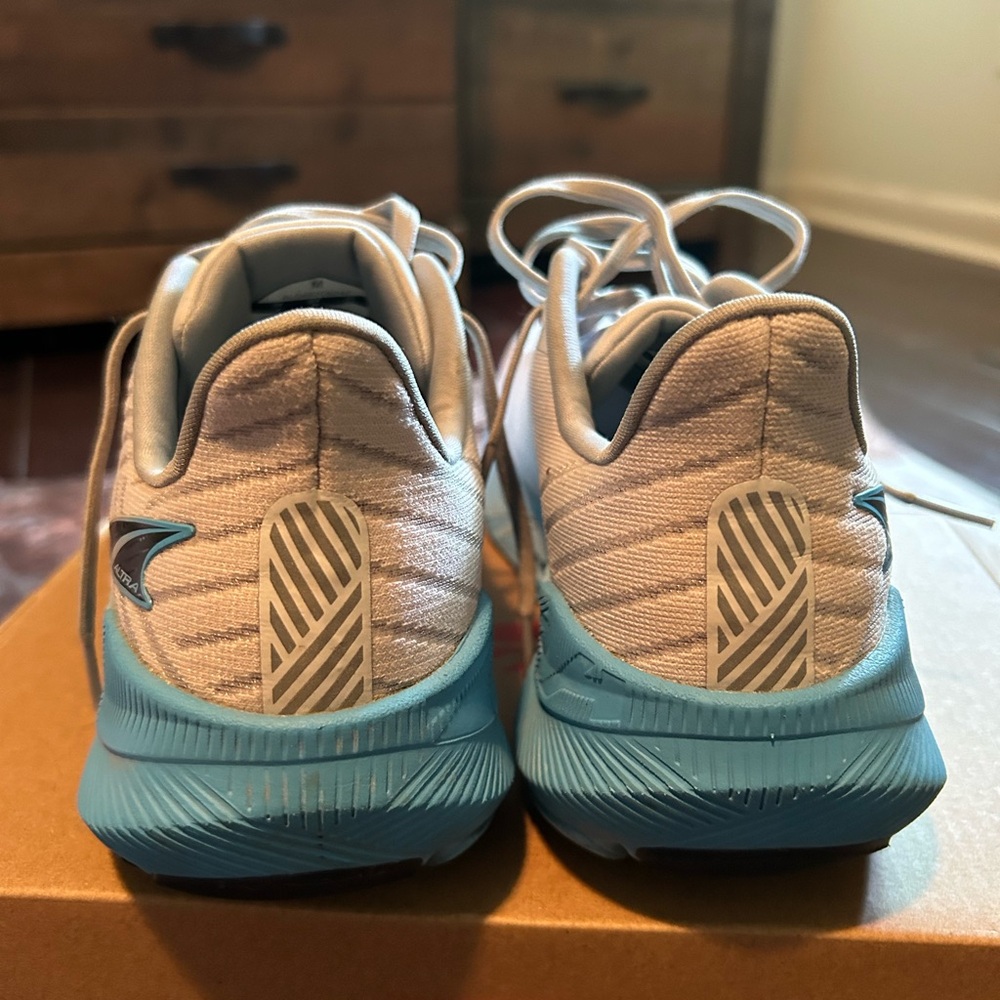 Men’s size 8 ALTRAFWD Experience running shoes. - Picture 2 of 8